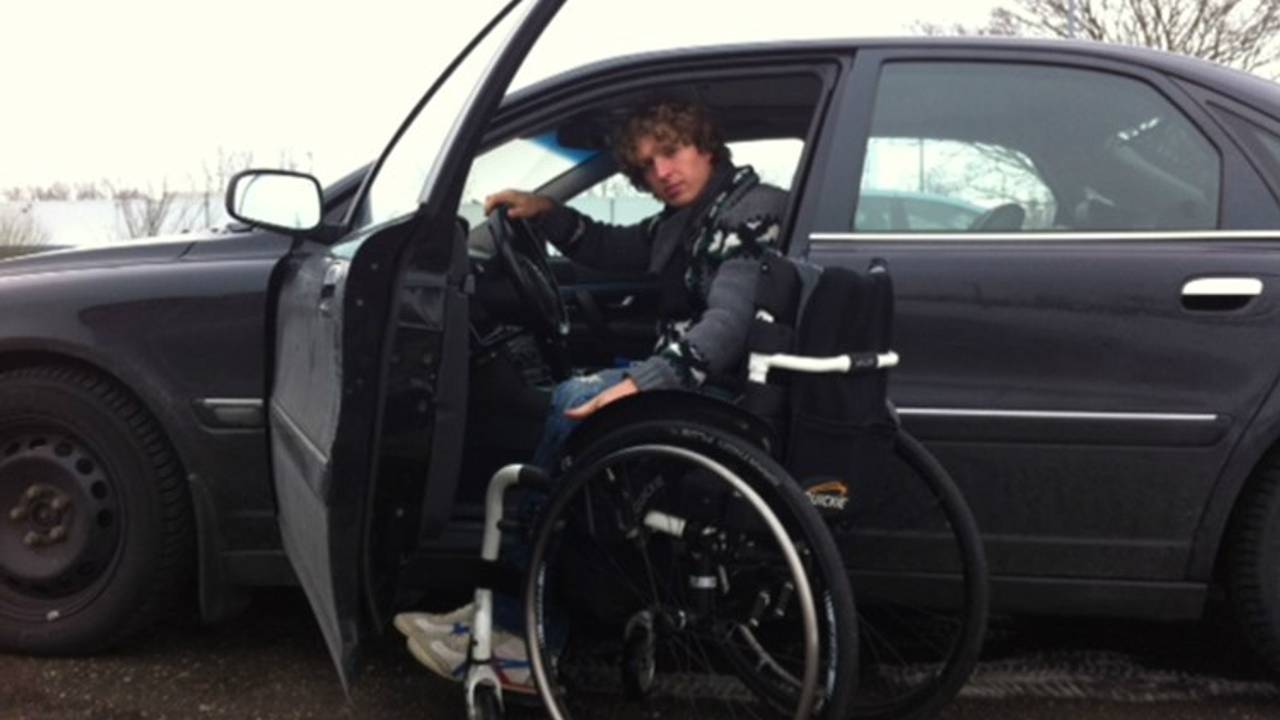 Gerard de Nooij in zijn rolstoelgeschikte auto