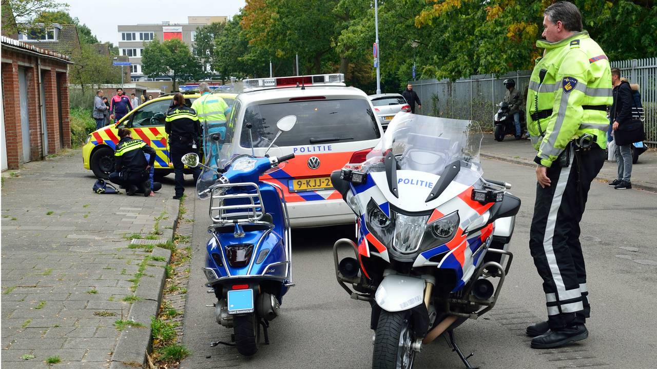 De scooterrijder werd klemgereden en aangehouden. (Foto: Rob de Haas/Mainstay Media Breda)