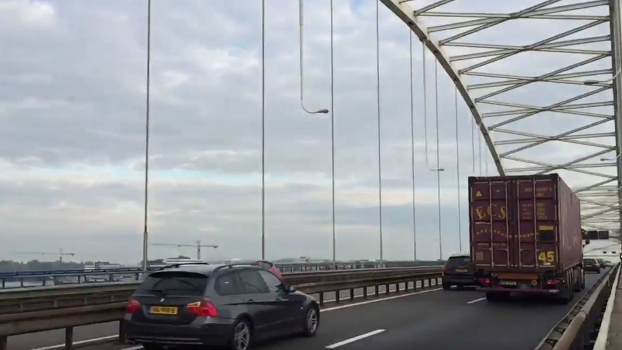 Ondanks het verbod rijden er nog vrachtauto's over de Merwedebrug