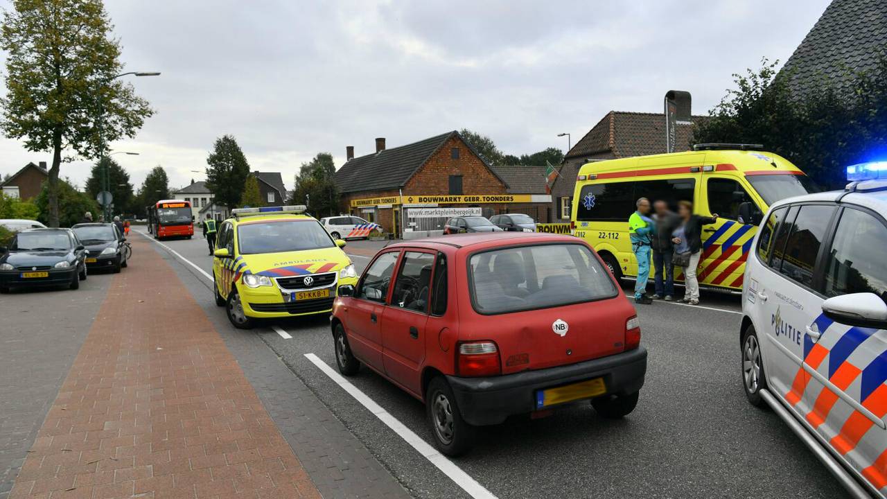Vrouw wordt geschept in Bergeijk. (foto: Rico Vogels/SQ Vision)