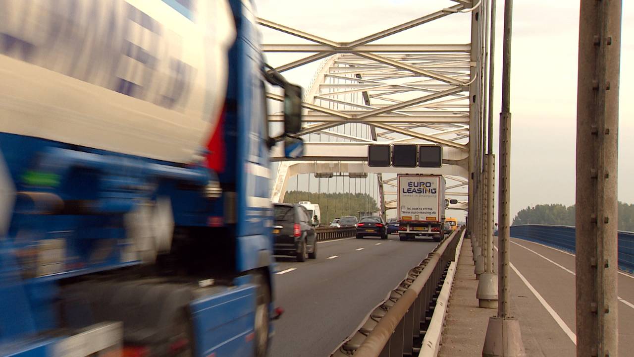 Vrachtwagens over de Merwedebrug.