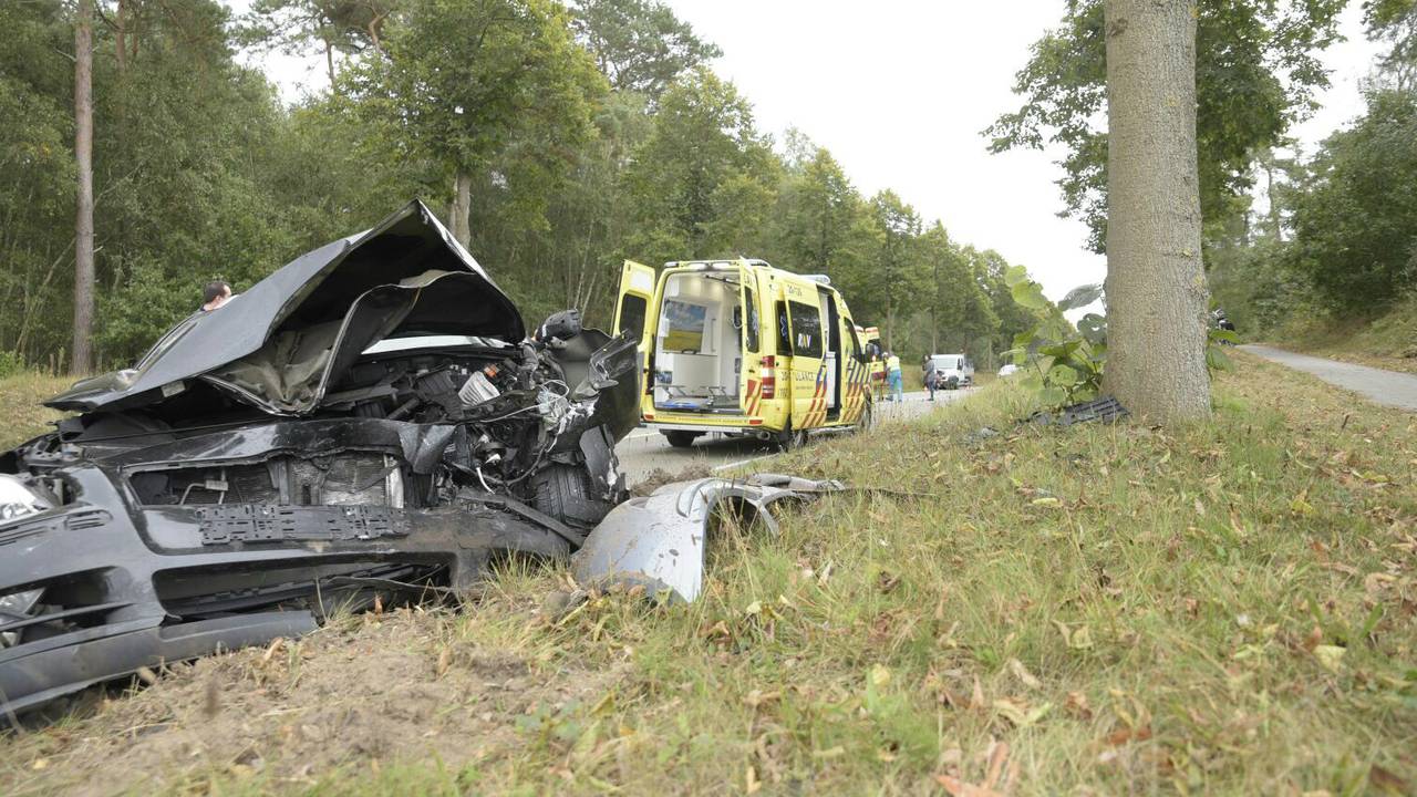 Eén van de twee auto's die bij de botsing betrokken waren (foto: Tom van der Put/SQ Vision).
