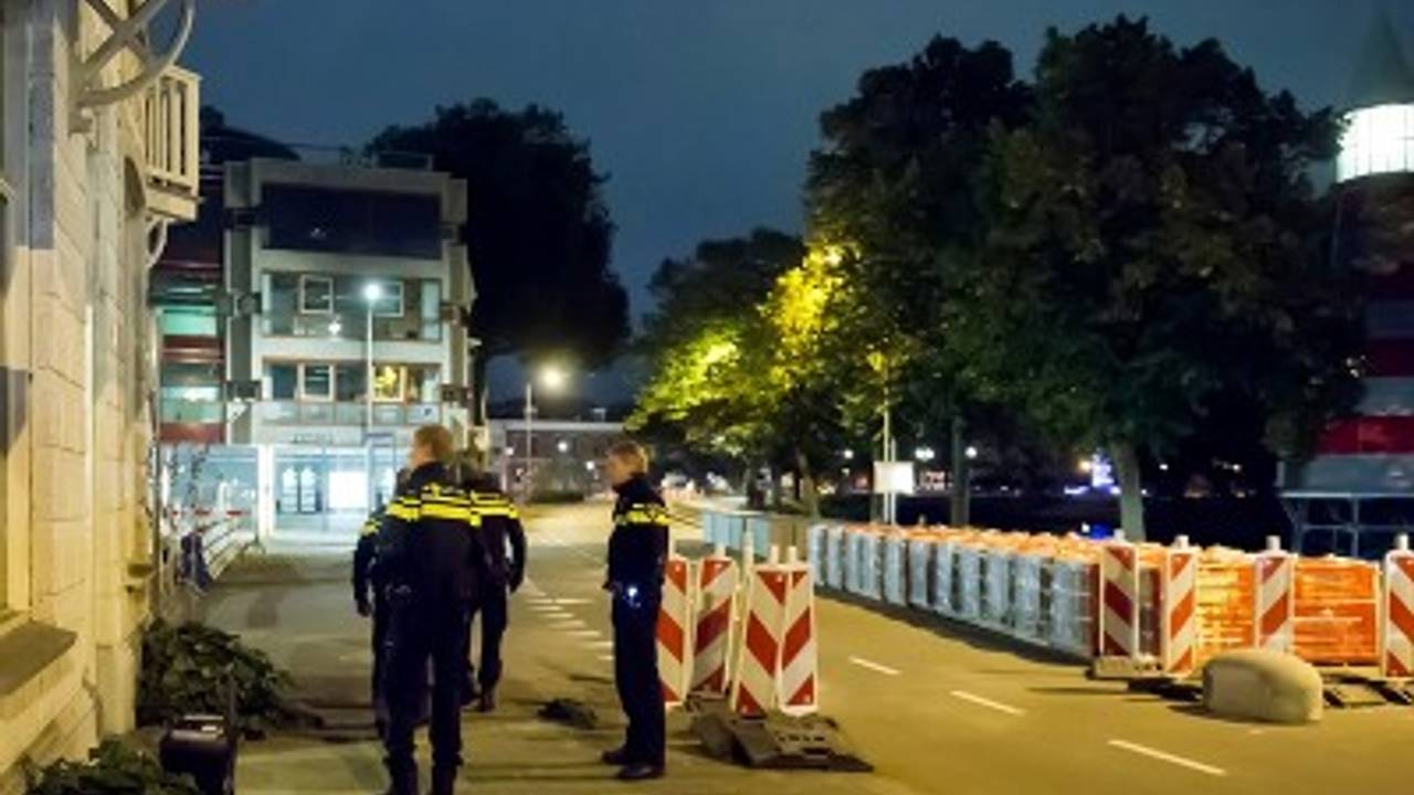 De politie bij het drugspand.