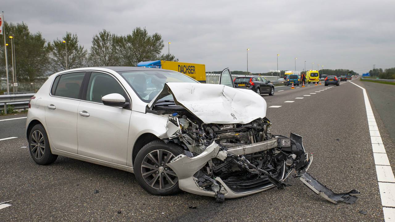 De auto is flink beschadigd (foto: SQ Vision/Marcel van Dorst)