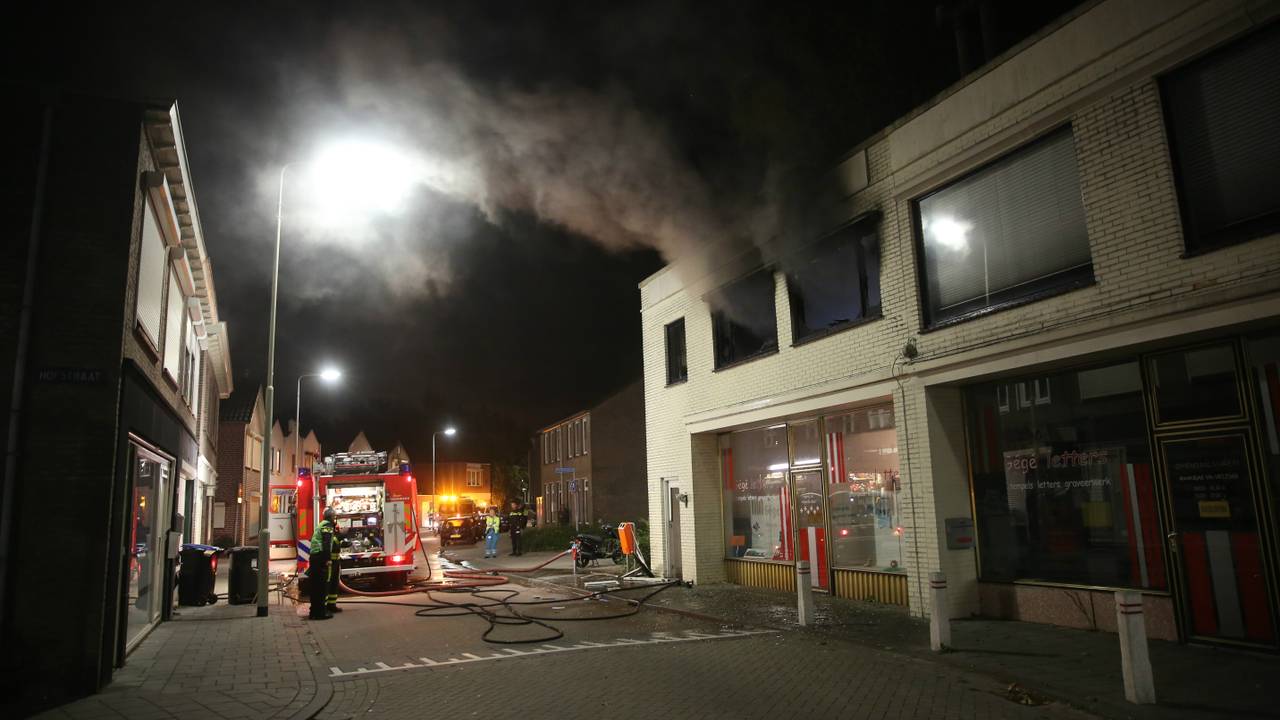 De brandweer probeert het vuur te blussen. (Foto: Christian Traets)