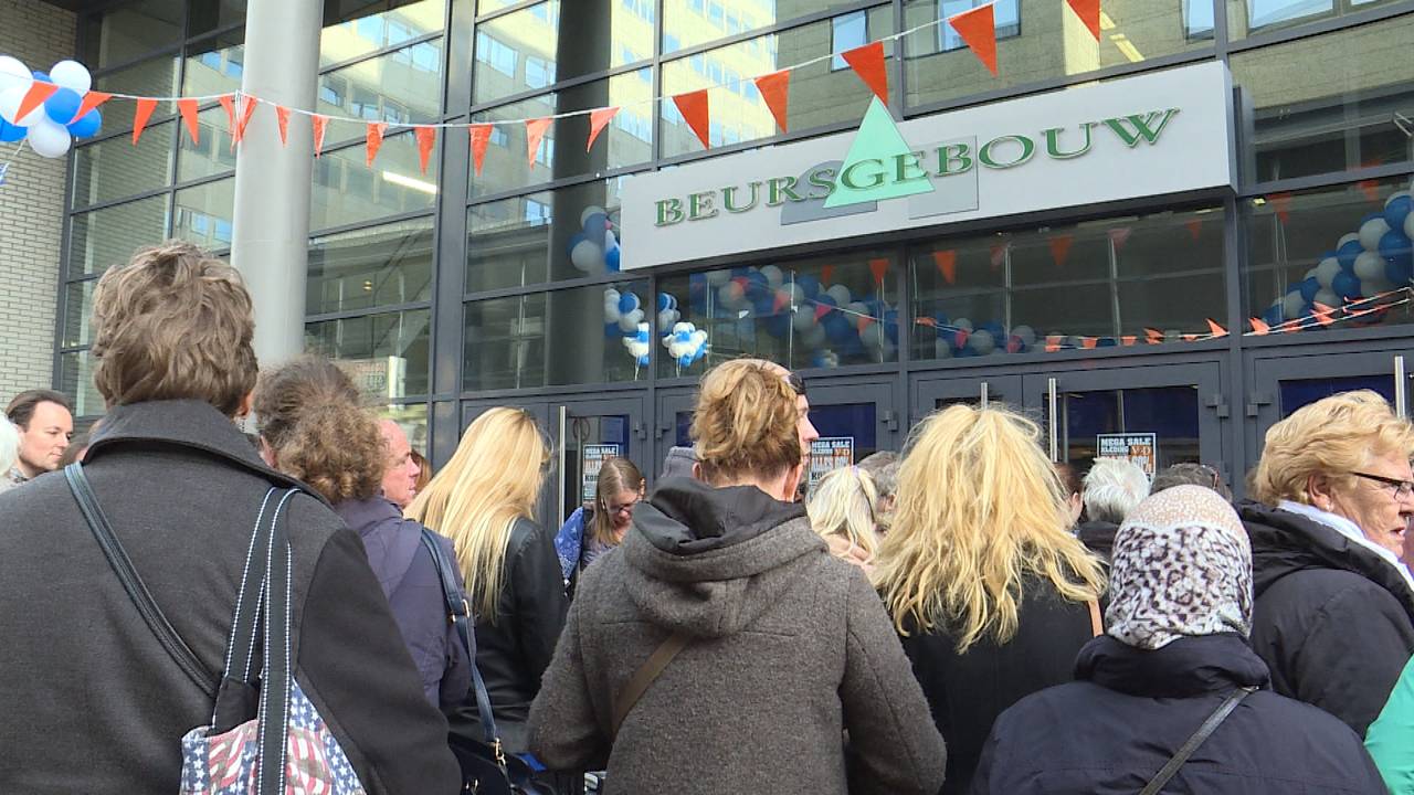 Koopjesjagers nog één keer los: Laatste V&D-kleding in uitverkoop - Omroep Brabant