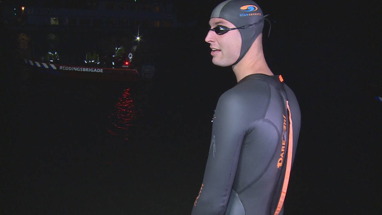 Maarten bij de start van een eerdere lange zwemtocht door de Biesbosch. (Foto; archief)