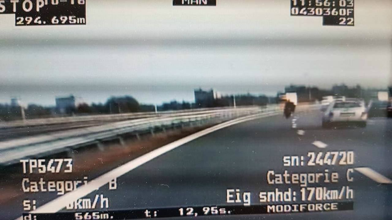 De motorrijder reed 170 kilometer per uur. (Foto: politie/Facebook)