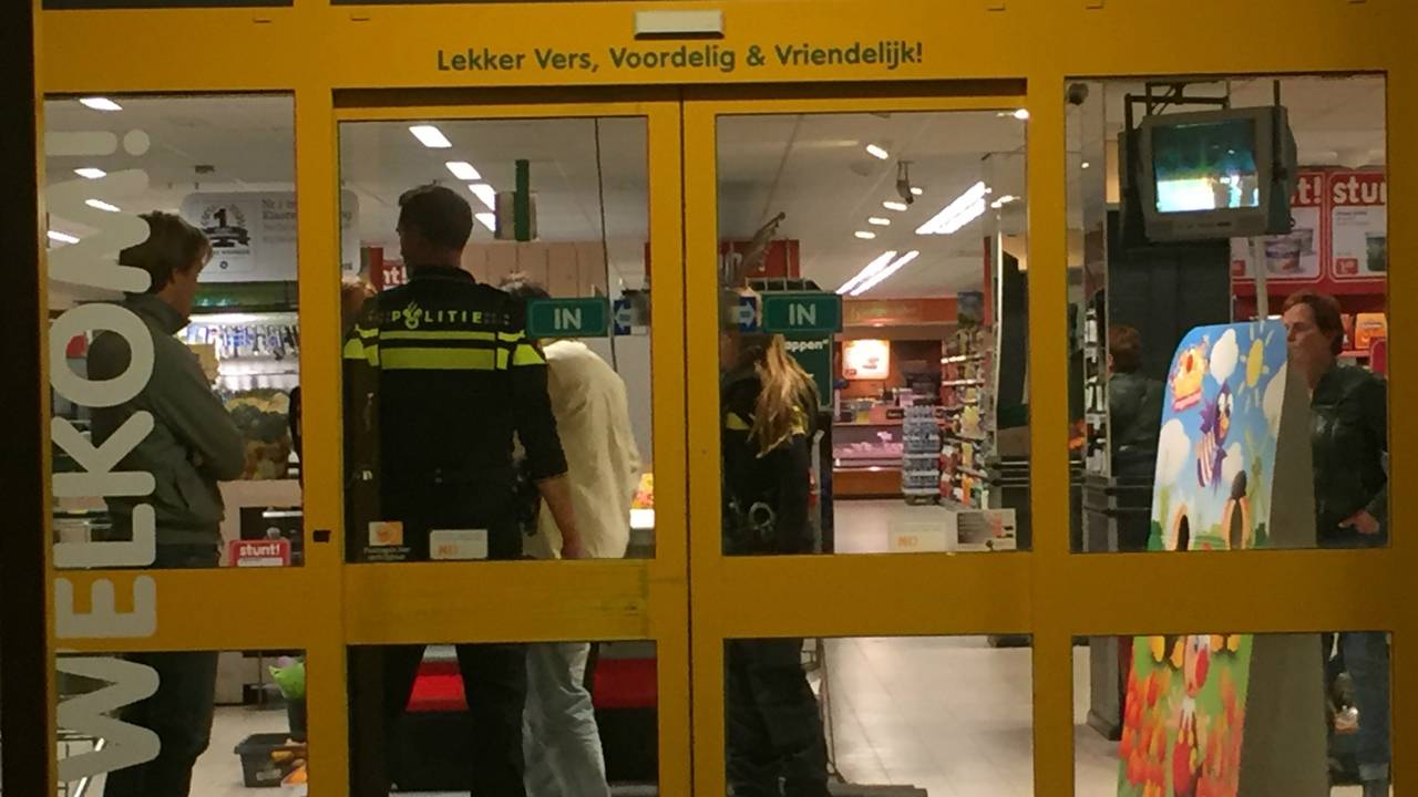 De politie doet onderzoek. (Bart Meesters/Meesters Multi Media)