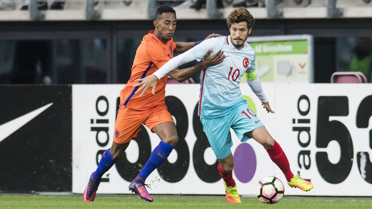 Joshua Brenet actief voor Jong Oranje (foto: VI Images)