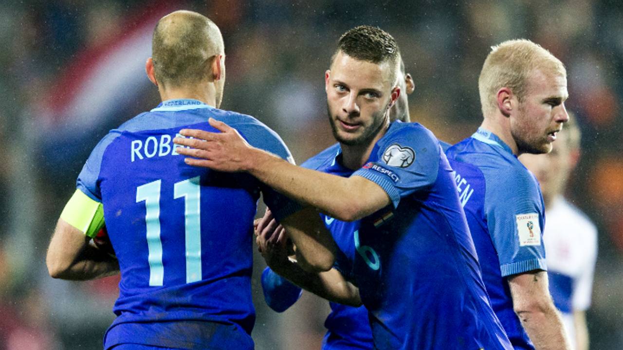 Bart Ramselaar feliciteert doelpuntenmaker Robben (Foto: ANP).