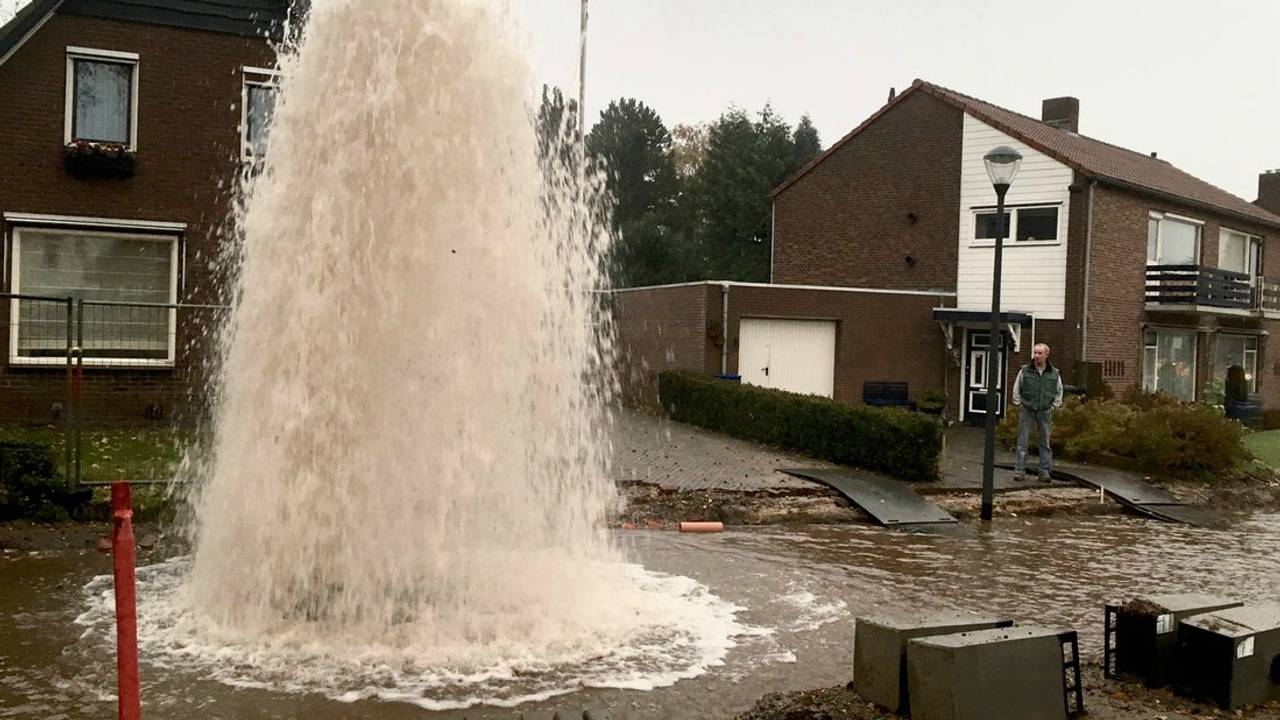 Een spontane waterfontein in Nuenen (foto: Frank van Welie/Twitter).