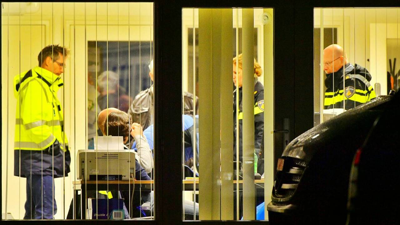 De politie onderzoekt Daas B.V. in Wintelre. (Foto: Rico Vogels, SQ Vision Mediaprodukties)