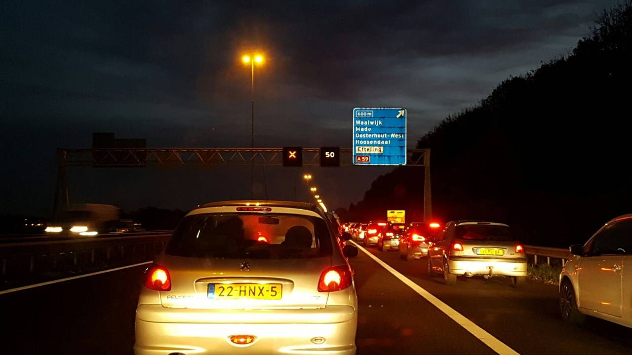 Het ongeluk leverde een flinke file op. (Foto: Stuve fotografie)