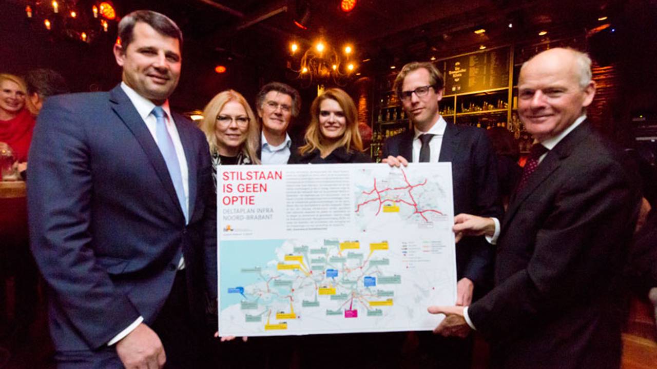 Provinciebestuurder Christophe van der Maat ontvangt het BZW-plan.