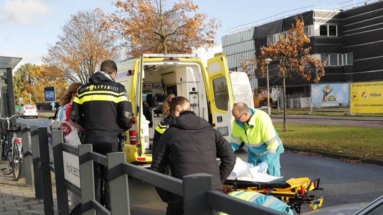 De ambulance nam de vrouw mee (Foto: SQ Vision Mediaproducties)