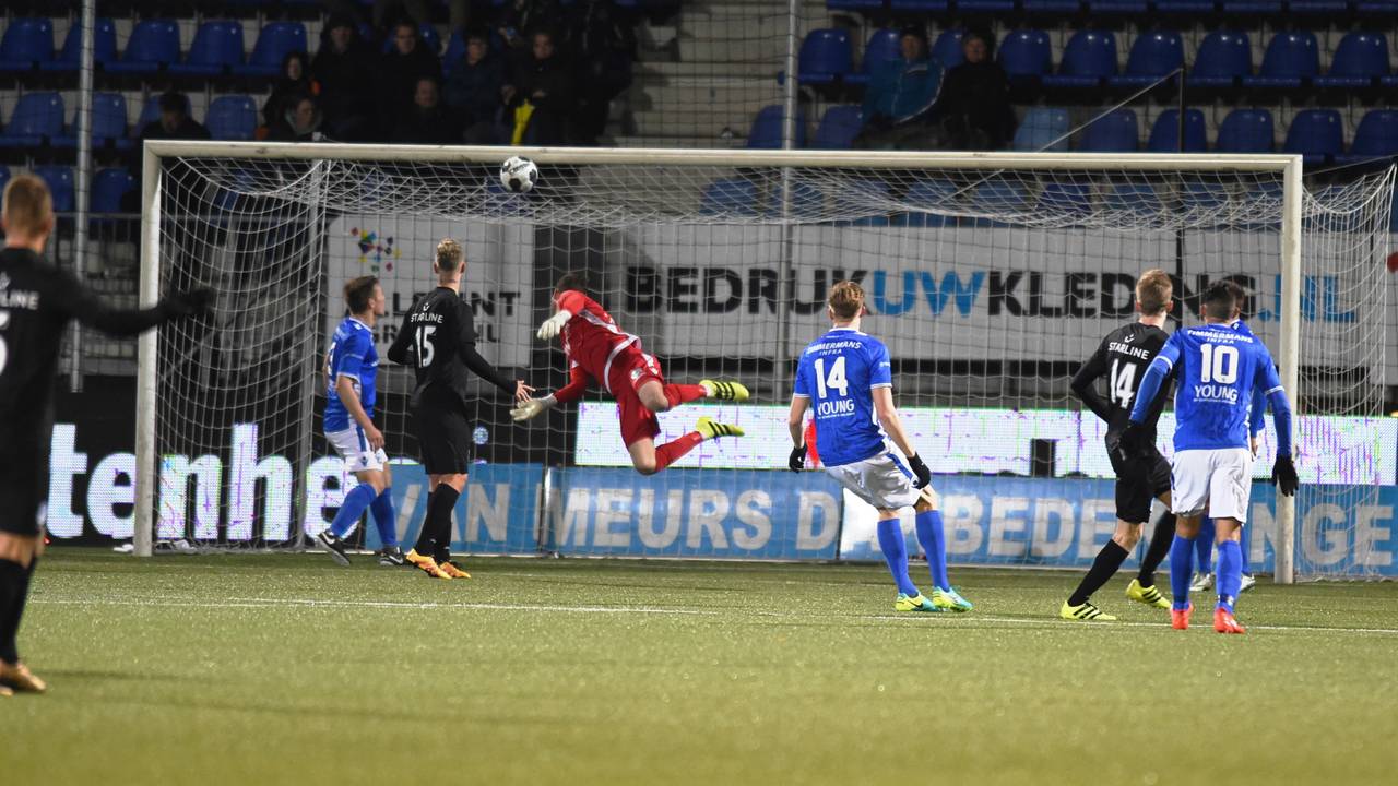 Doelman Kees Heemskerk heeft geen antwoord op het schot van Fries Deschilder (foto: Henk van Esch)