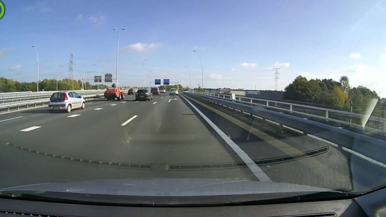 Shovel op de A2. (Bron: Dumpert.nl)