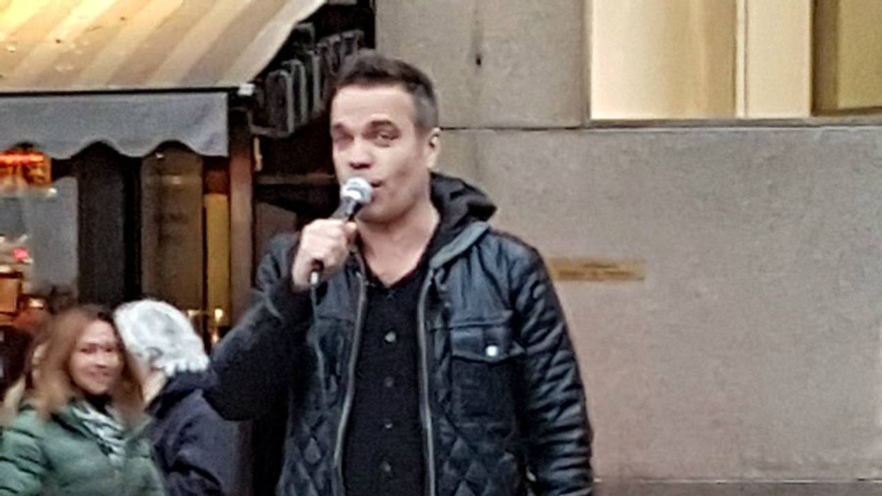 Henri Toonders als Robbie Williams in Amsterdam (Foto: twitter.com/NorbertSplint)