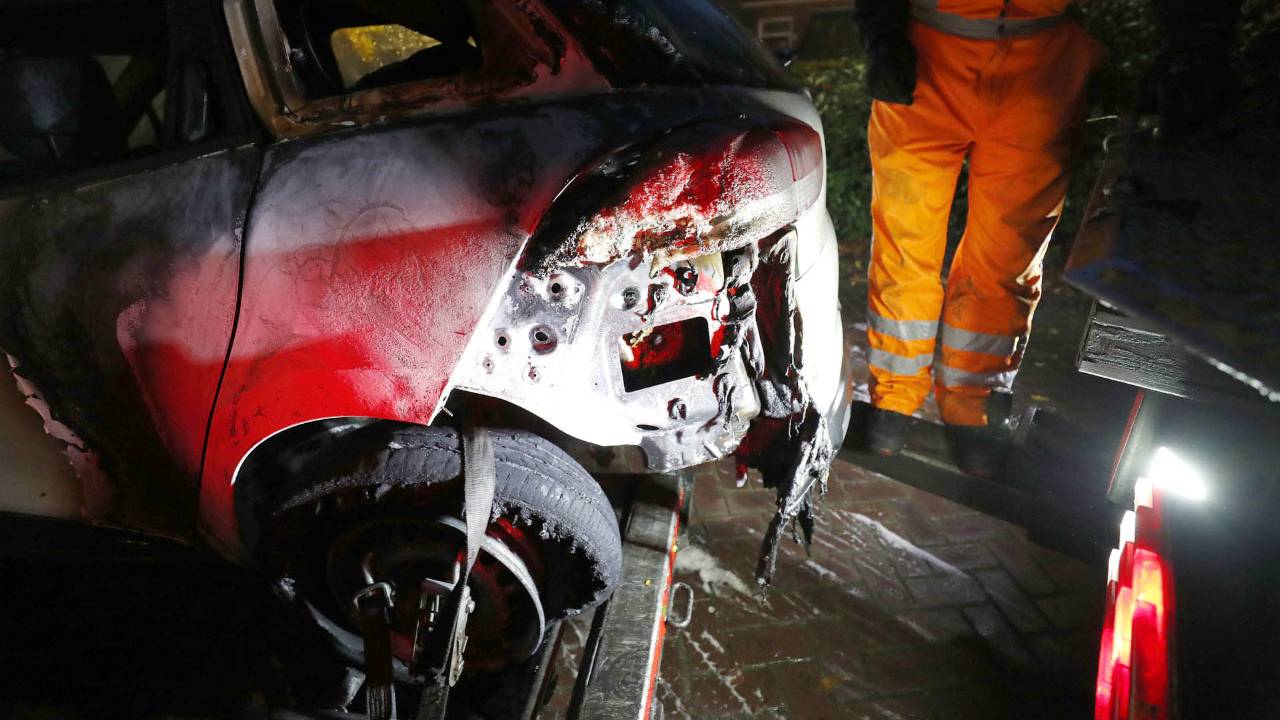 Twee auto's in brand gestoken. (foto: SQ Vision)