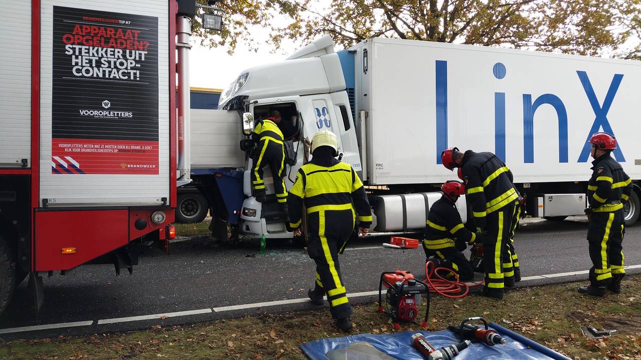 Door de klap schoven de vrachtwagens in elkaar. (foto: Toby de Kort/De Kort Media)