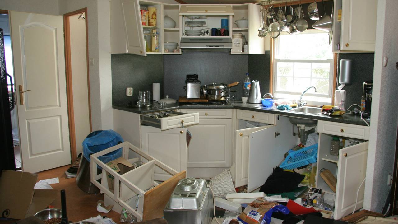 De overvallers lieten een ravage achter in het huis.