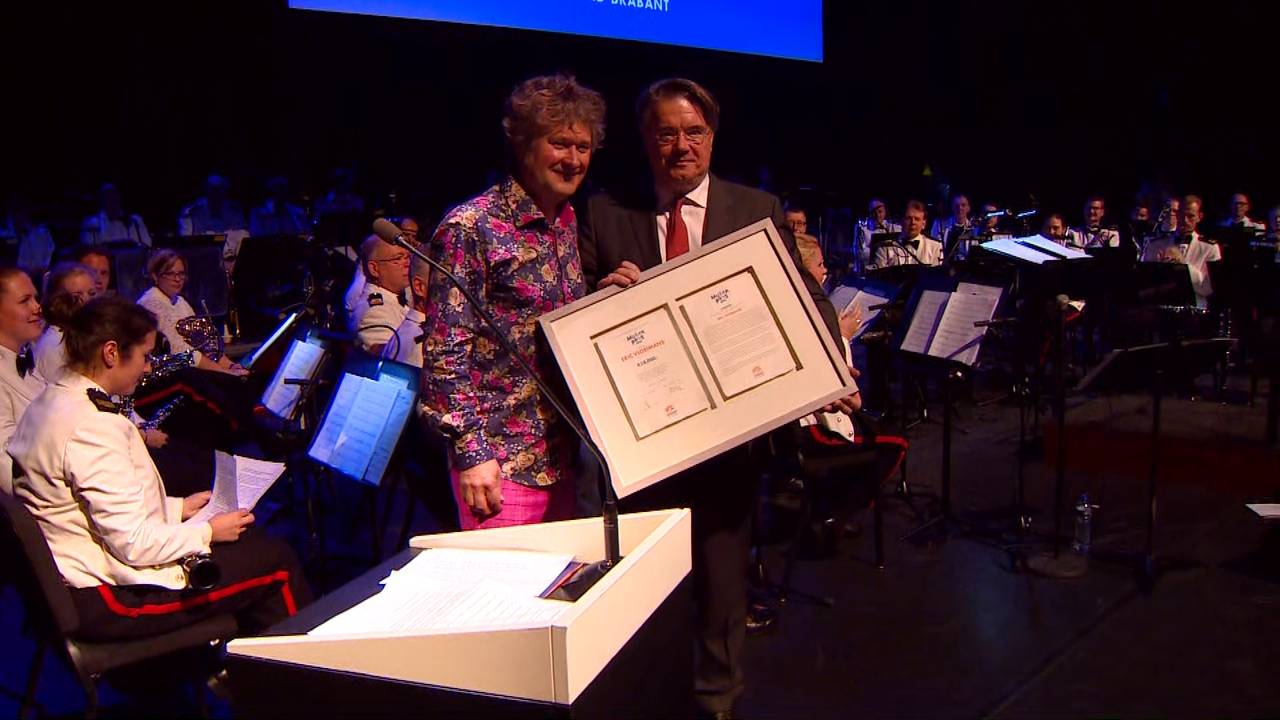 Commissaris van de Koning Wim van de Donk reikt de prijs uit aan Eric Vloeimans