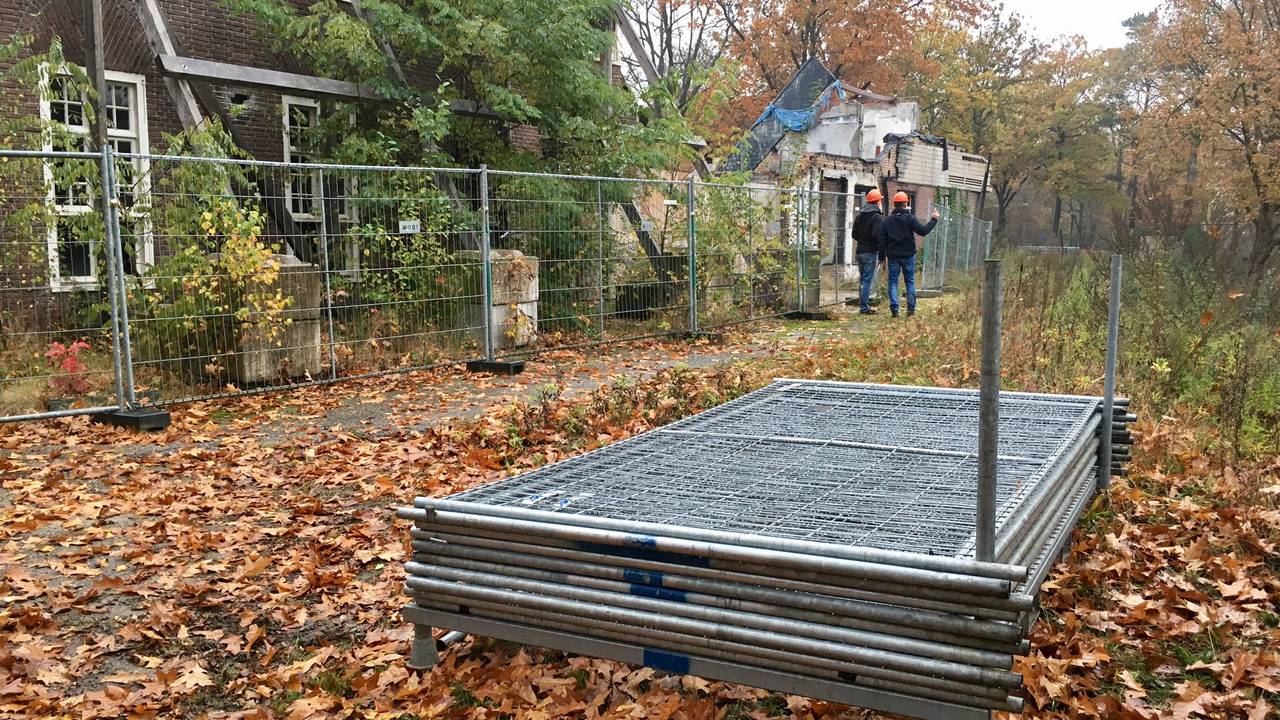 Het bouwterrein van het gemeentehuis in Waalre is afgezet (foto: Hans van Hammersveld)