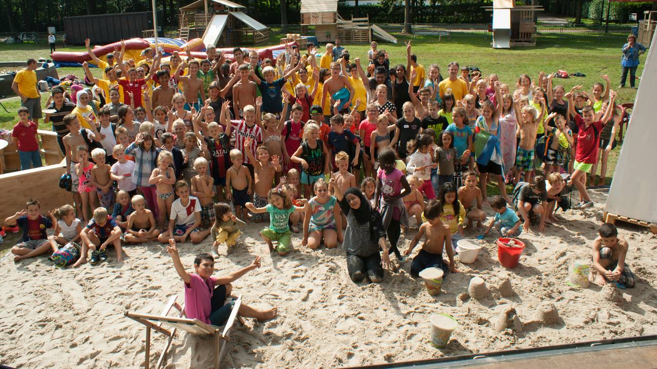 De dorpsjeugd en kinderen van het azc in Stevensbeek (foto: Samen Stevensbeek).