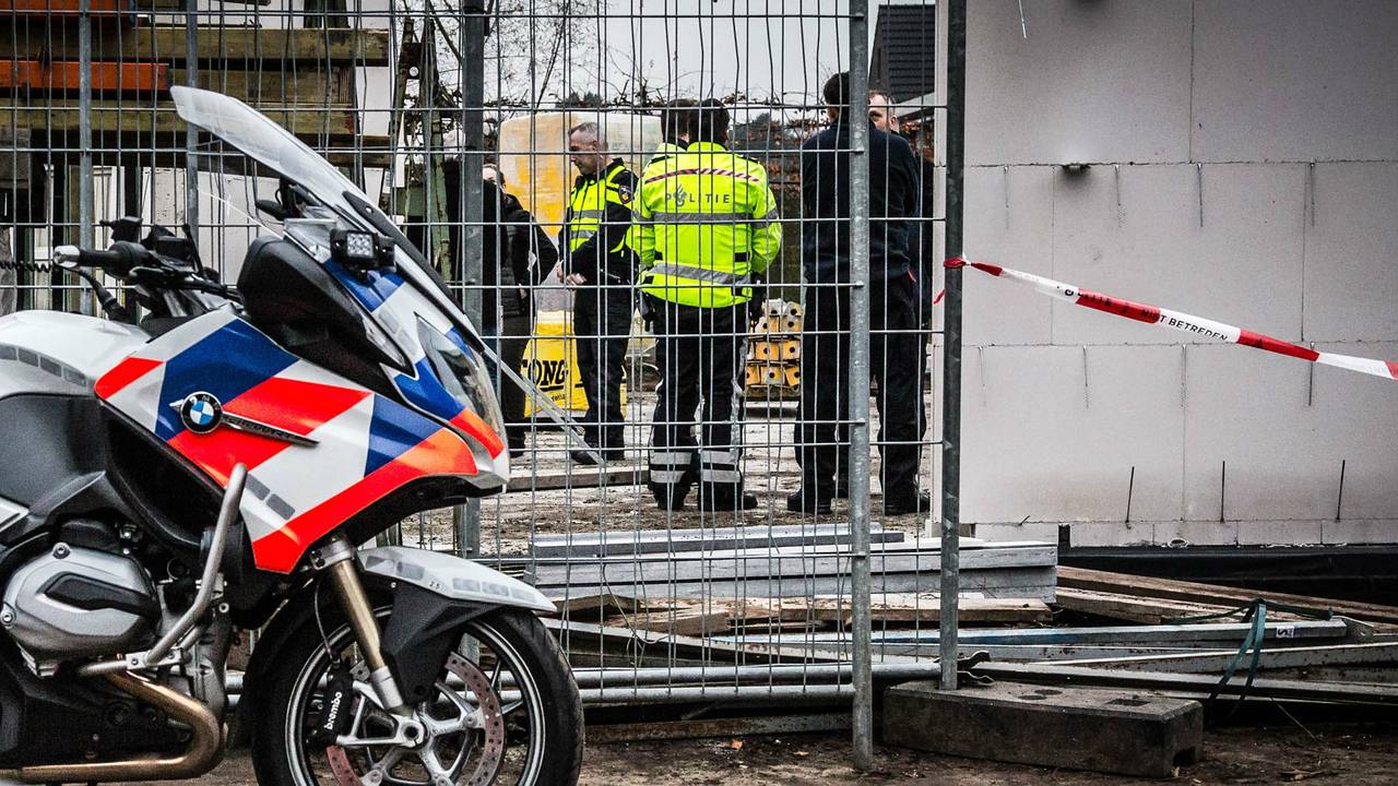 De man kwam onder de muur terecht tijdens werkzaamheden. Foto: Rob Engelaar