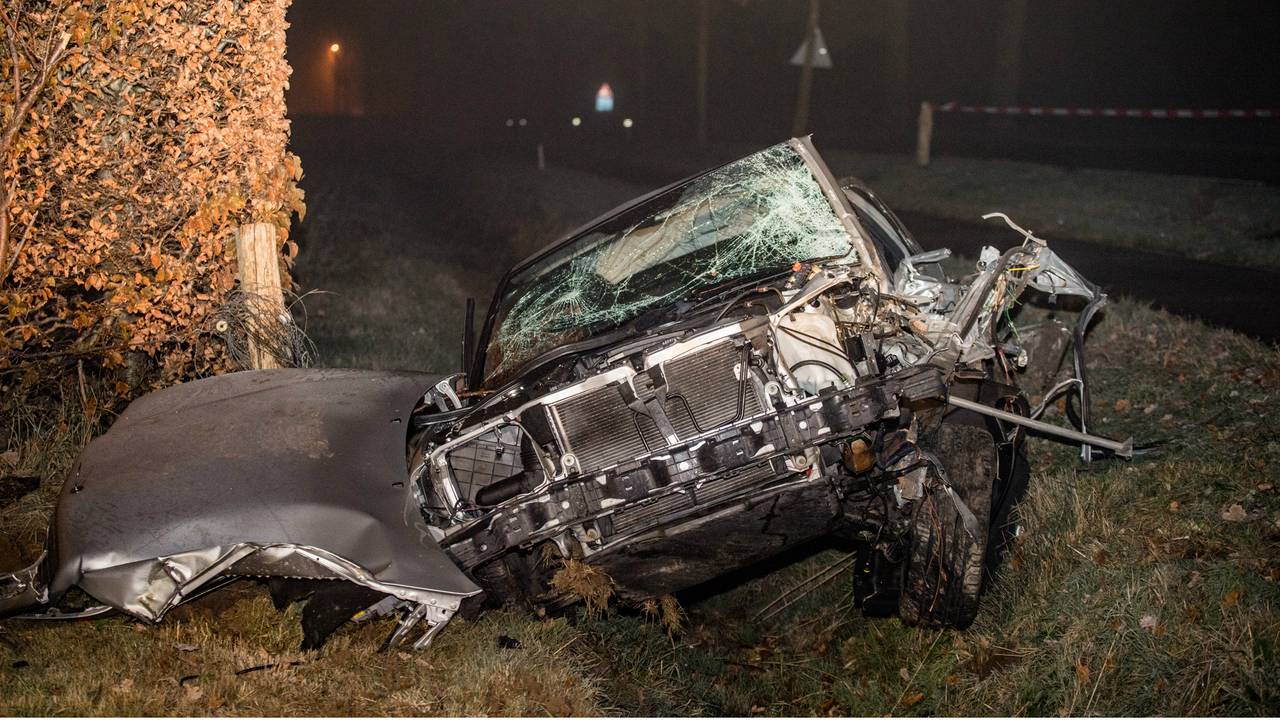 Van de auto is weinig over. (Foto: Jack Brekelmans/Persburo-BMS)