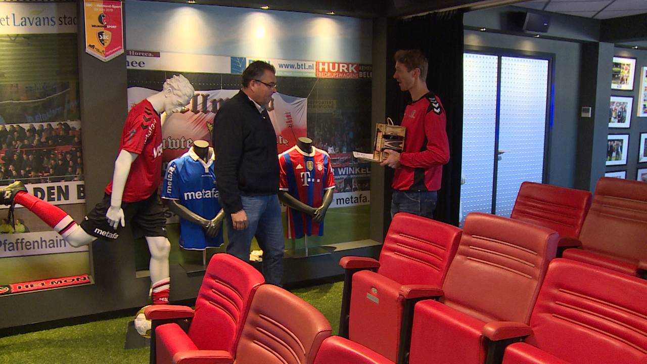 Robert Braber geeft kerstpakket aan sponsor Helmond Sport.