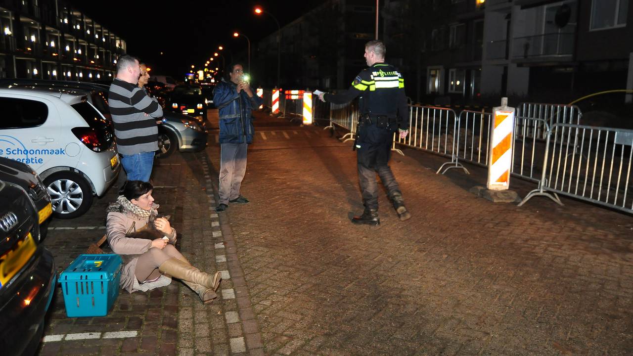 Een mevrouw met haar twee katten. (foto: Marvin Doreleijers/FPMB)