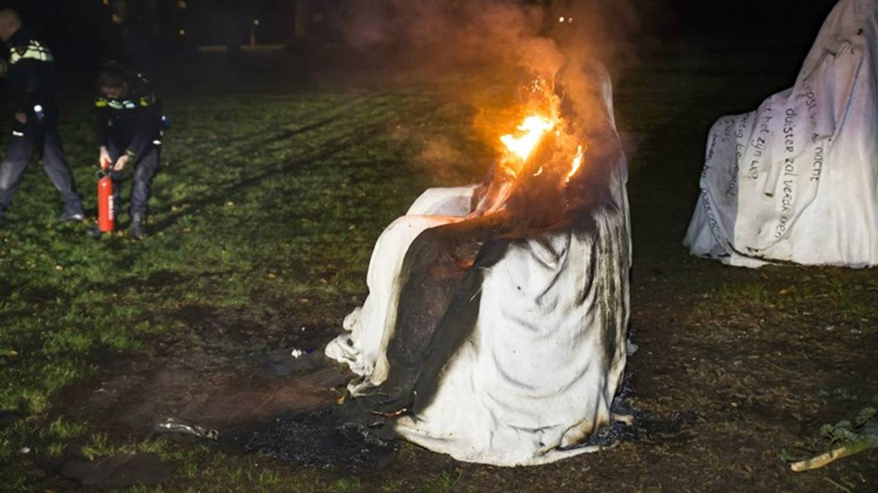 De Anoniemen werd tweemaal in brand gestoken.