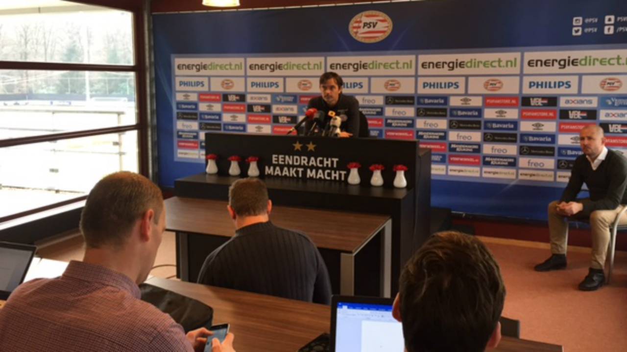 Phillip Cocu tijdens z'n wekelijkse perspraatje
