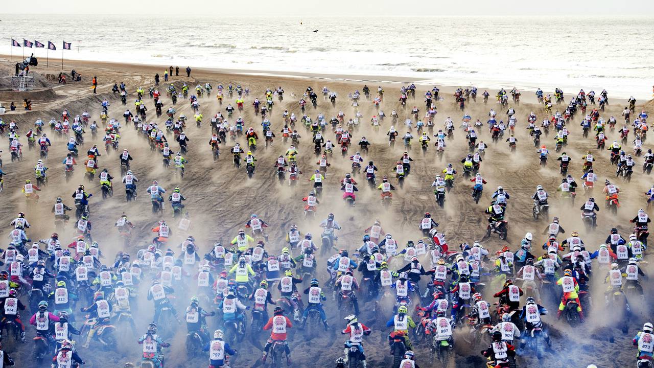Duizend motorcrossers streden om de winst in Scheveningen (foto: ANP)