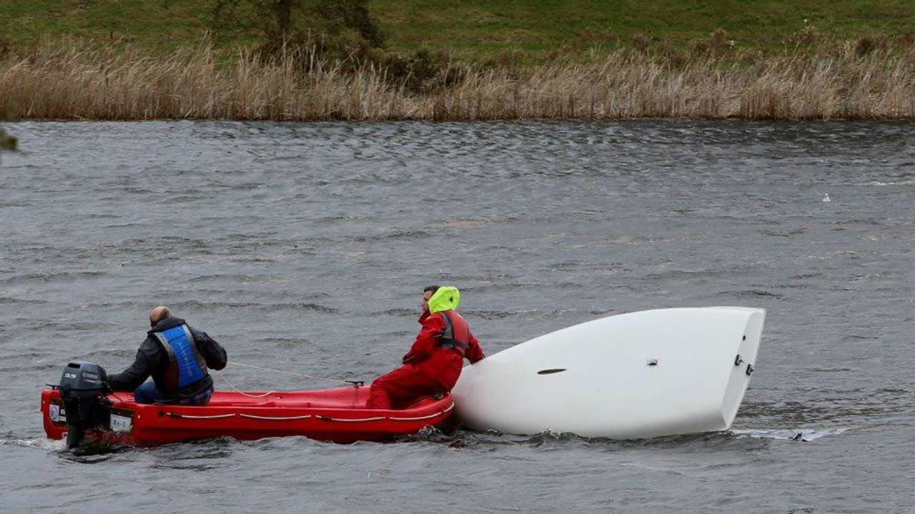 Omgeslagen zeilbootje op de Zuidplas in Den Bosch. Foto: Bart Meesters