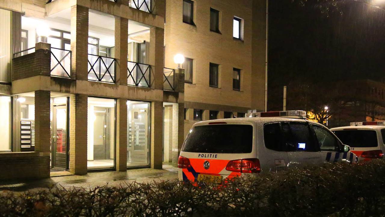 In een huis aan de Kasteel Noord in Helmond werd het lichaam gevonden. Foto: Harrie Grijseels / SQ V