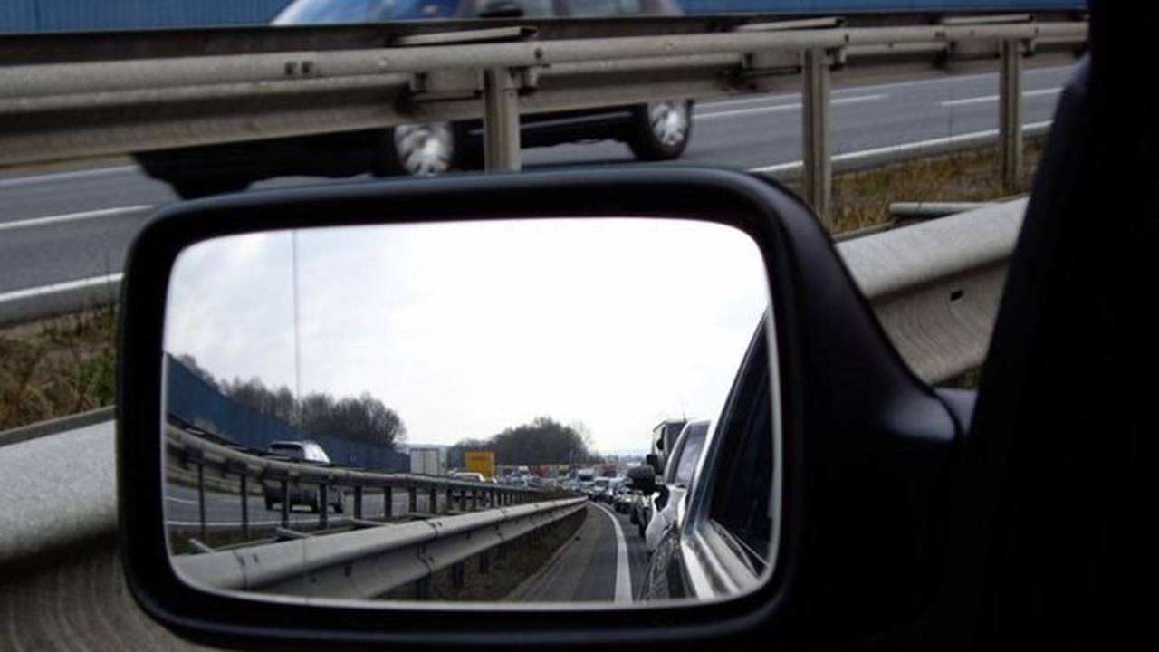 Vrachtwagen met pech, file op A58 tussen Tilburg en Moergestel