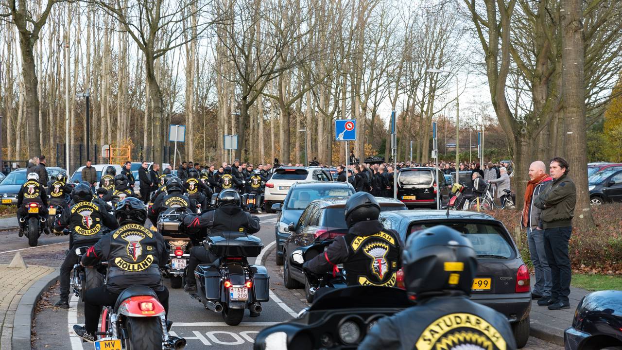 Verkeersregelaars werden ingezet om de rouwstoet te begeleiden. (Foto: JV Media)