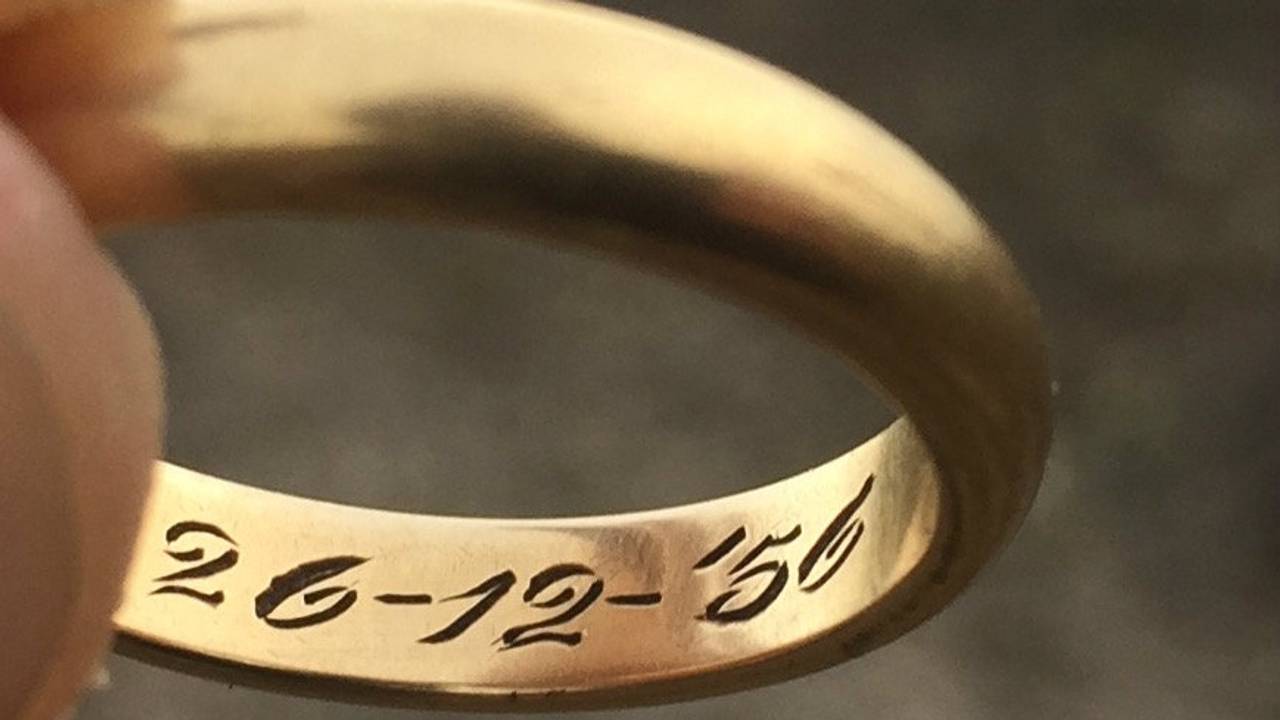 De ring wordt herenigd met de eigenaresse.