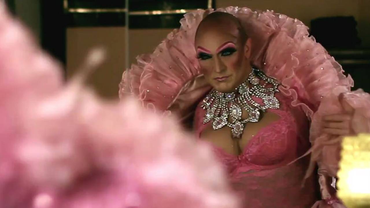 Dragqueen Memsy Mellons in de clip