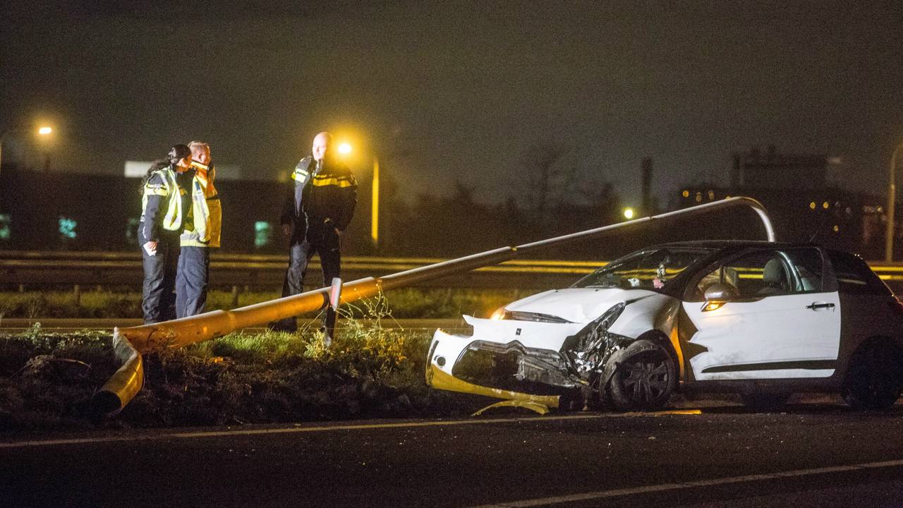 Een bergingsbedrijf heeft de auto getakeld (Foto: Alexander Vingerhoeds/Obscura Foto)