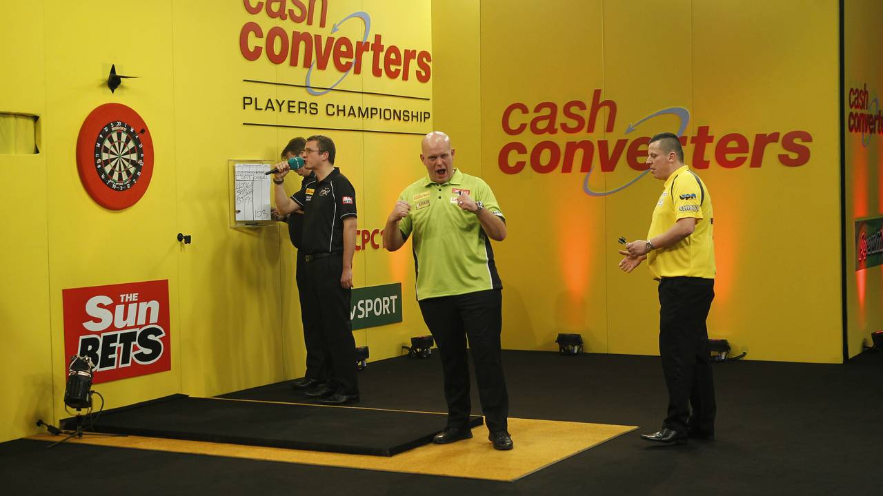 Van Gerwen na zijn winst op Chisnall in november (foto: Lawrence Lustig/PDC).
