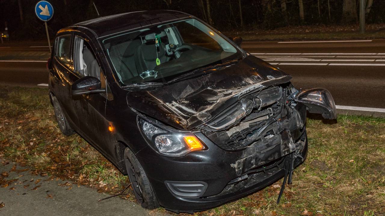 De zwaar beschadigde auto (foto: Jules Vorselaars/Persbureau JV Media).