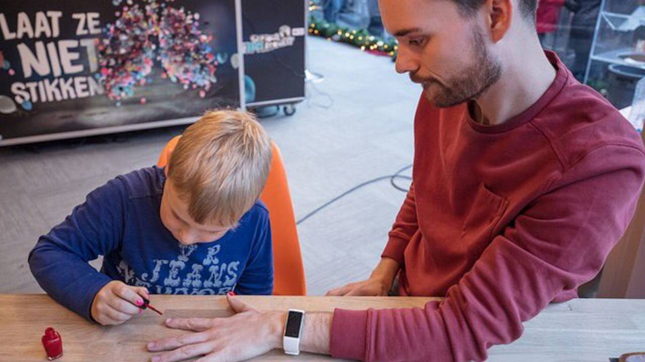 Tijn lakt de nagels van dj Domien (Foto: 3FM)