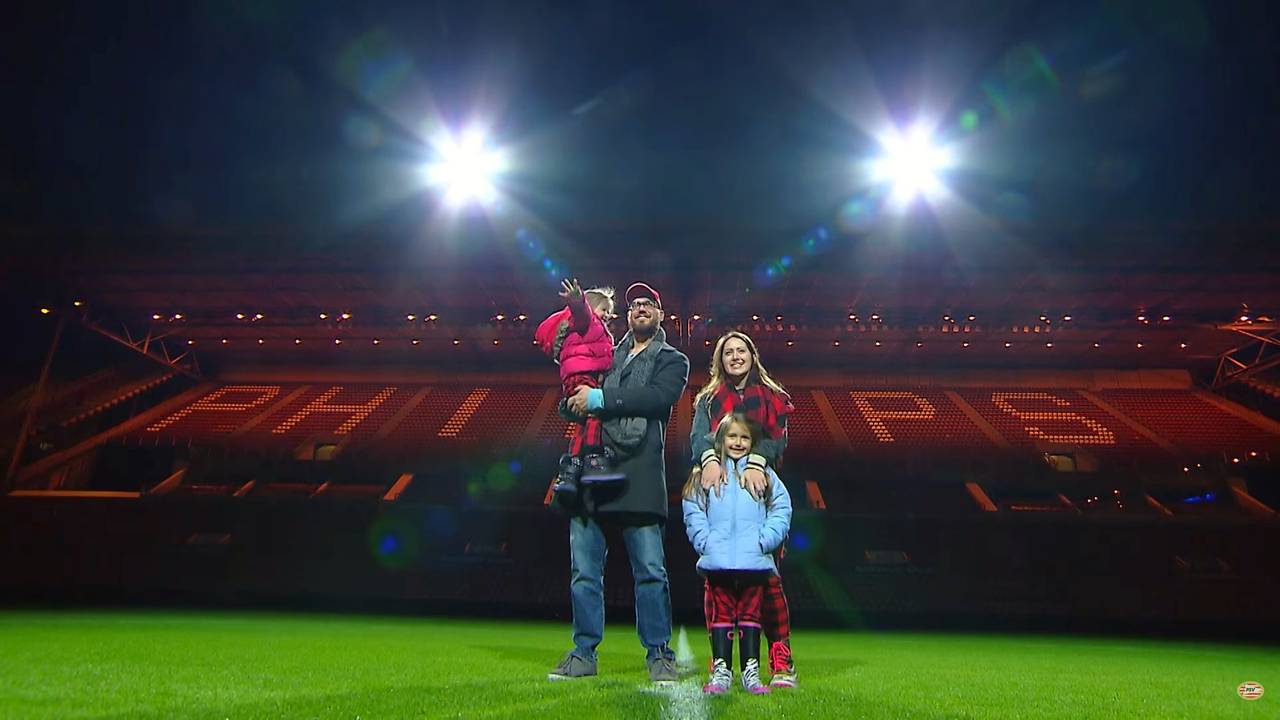 Thomas op de middenstip van het PSV-stadion