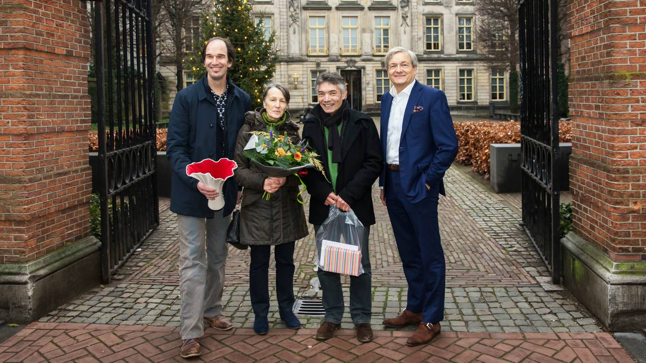 De gelukkige prijswinnaars gingen naar huis met een  cadeaupakket.
