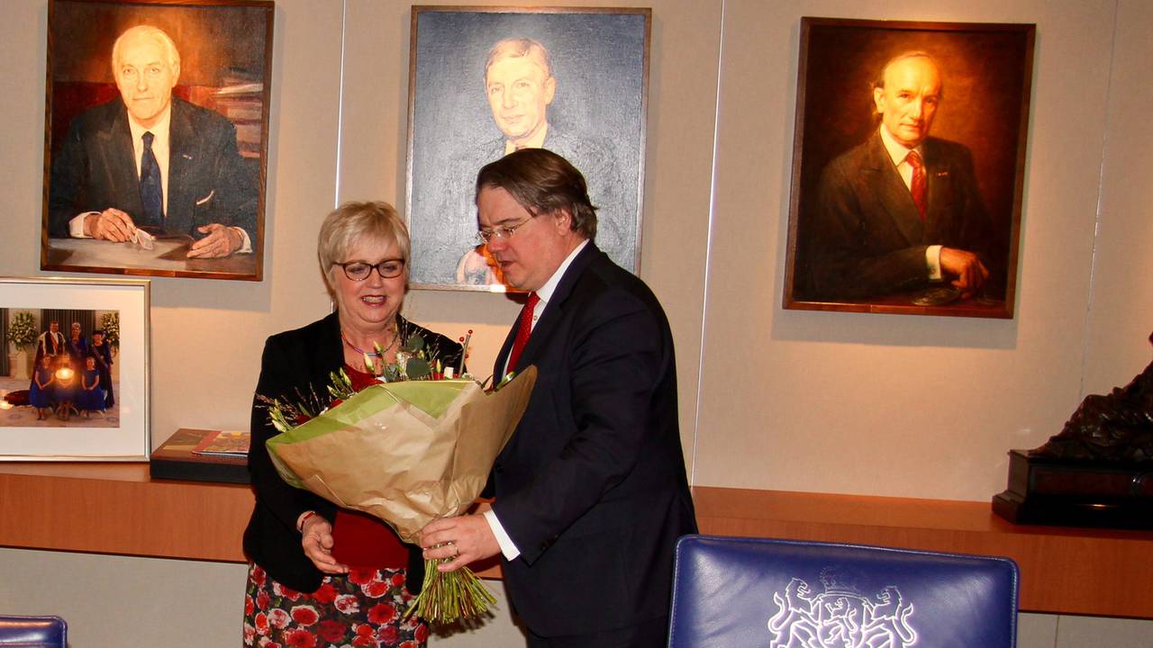 Bloemen van commissaris van de Koning Wim van de Donk voor Jetty Eugster (foto: provincie Brabant).
