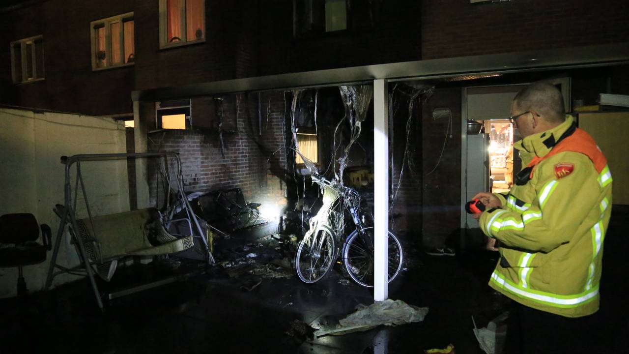Ook binnen is veel schade door de brand. (Foto: Harrie Grijseels)